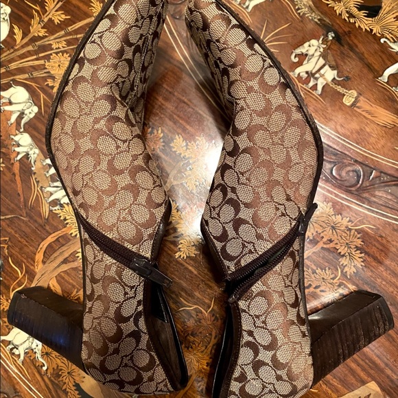Coach Signature Logo C Shoes - Picture 1 of 6